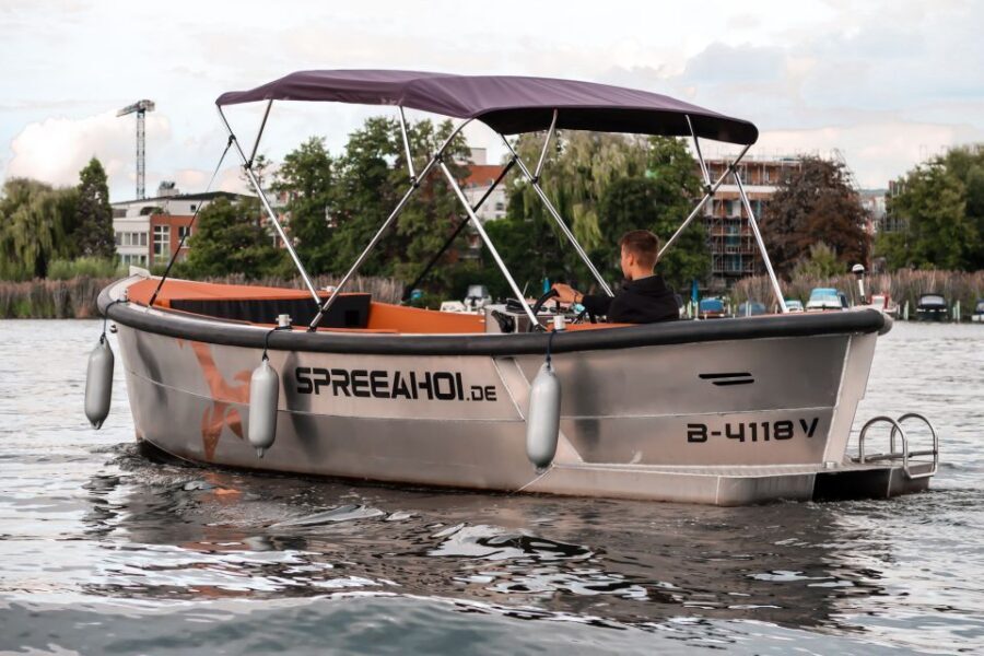 Berlin: Electric Boat Rental for self-driving 2 hrs - How the 2 hours actually feel: briefing, then captain time