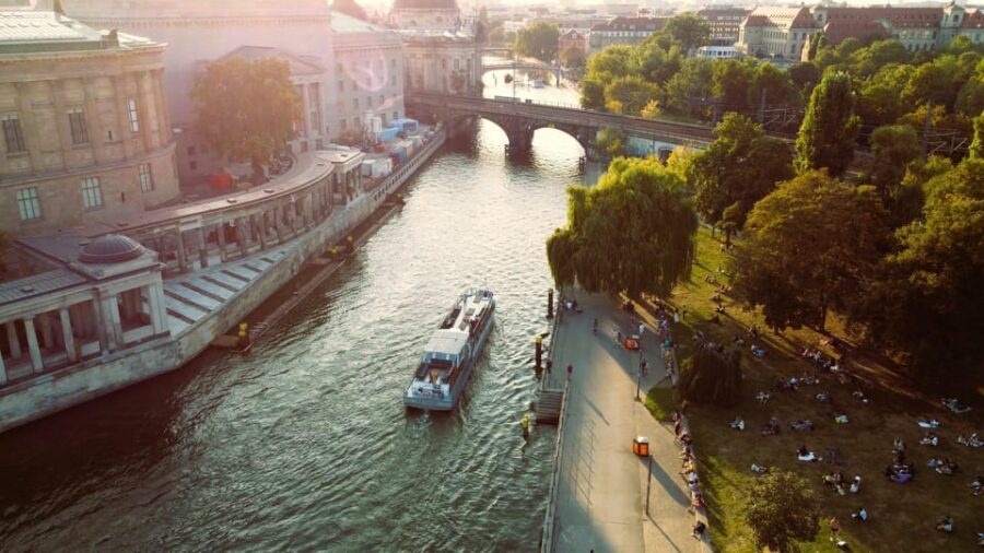 Berlin: Evening Boat Cruise – Romance & Moonlight - From Seminarschiff to Roof Terrace: Seating and Comfort Decisions