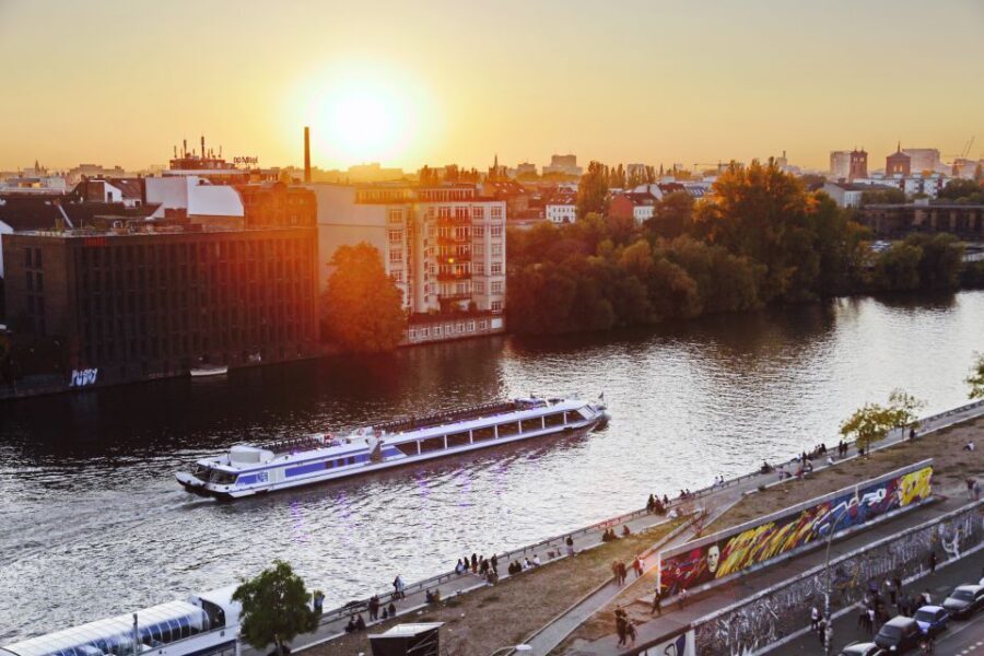 Berlin: Evening City Sightseeing Cruise - Key things to know before you board