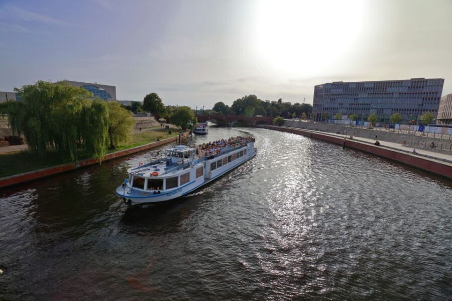 Berlin: Evening City Sightseeing Cruise - Why a 135-minute Spree cruise is an easy way to see Berlin