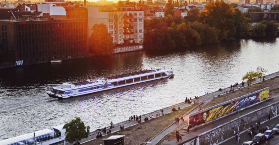 Berlin: Evening City Sightseeing Cruise - Bellevue Palace and Tiergarten: palace drama without the crowds