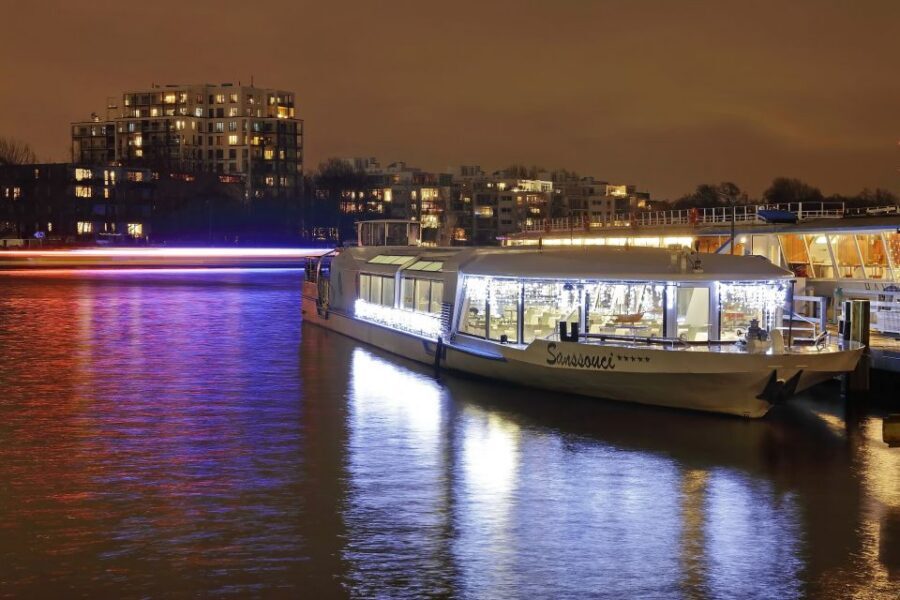 Berlin: Evening City Sightseeing Cruise - Berlin Central Station and Moabit: modern Berlin at river level