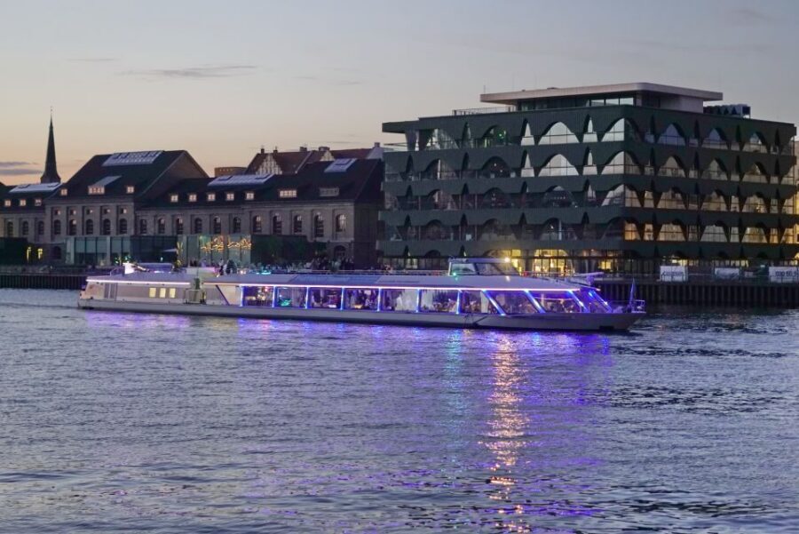 Berlin: Evening City Sightseeing Cruise - Seating, windows, and cold-weather comfort on a night cruise