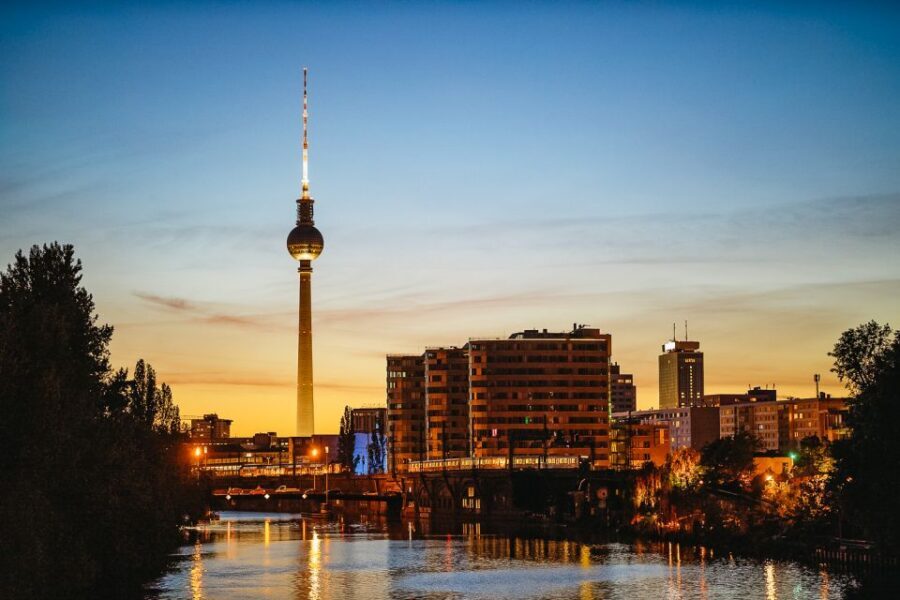 Berlin: Evening City Sightseeing Cruise - Nikolaiviertel to the Chancellery: the government district glow