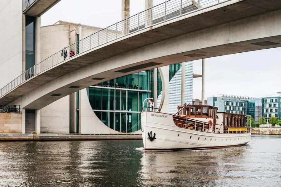 Berlin: Evening Yacht Cruise with Aperitif & Dinner Upgrade - How the 1.5-hour Spree sunset cruise really feels