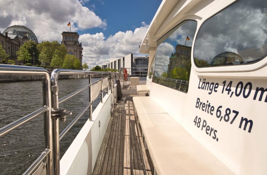 Berlin: Exclusive Boat Tour on a Solar-Powered Catamaran - Museum Island and the government district: reading Berlin from the water