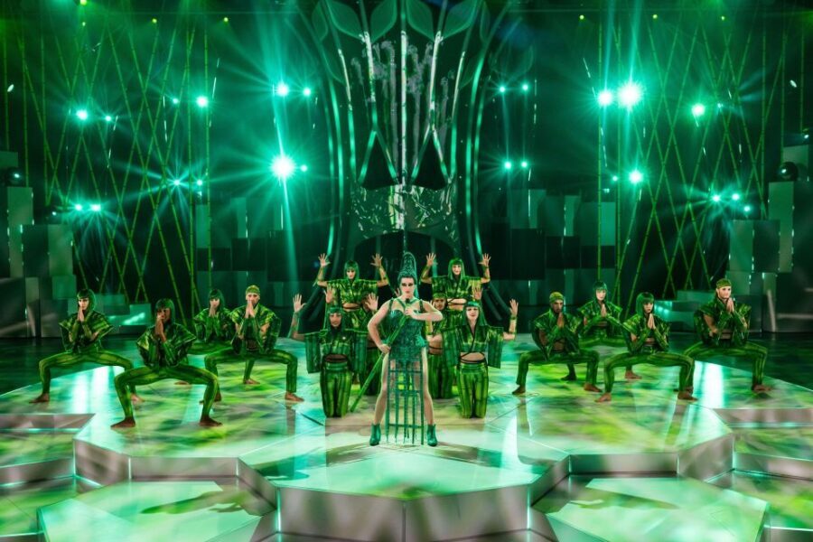 Berlin: FALLING | IN LOVE Grand Show Friedrichstadt-Palast - Language and Subtitles: Expect a Mix, Not a Perfect Translation