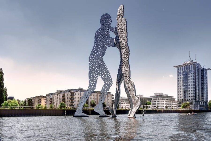 Berlin Friedrichshain: Outdoor Crime Mystery Tour - What to wear and bring for an outdoor mystery in Berlin