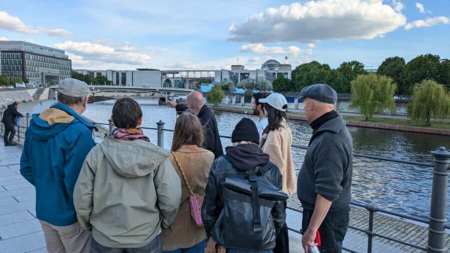 Berlin: Government District around the Reichstag Guided Tour - Language choice: pick German vs English the first time
