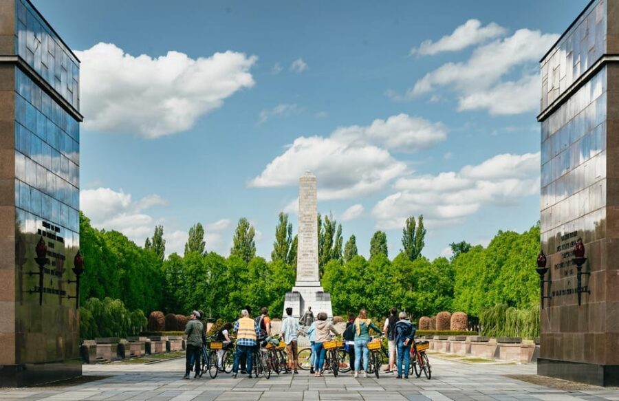 Berlin: Green City Guided Bike Tour - Mauerpark and Volkspark Humboldthain: from community hub to big views