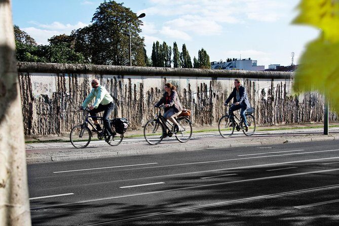 Berlin: Guided Bike Tour of the Berlin Wall and Third Reich - 3 hours, about 15 km: the pace that makes the Wall doable