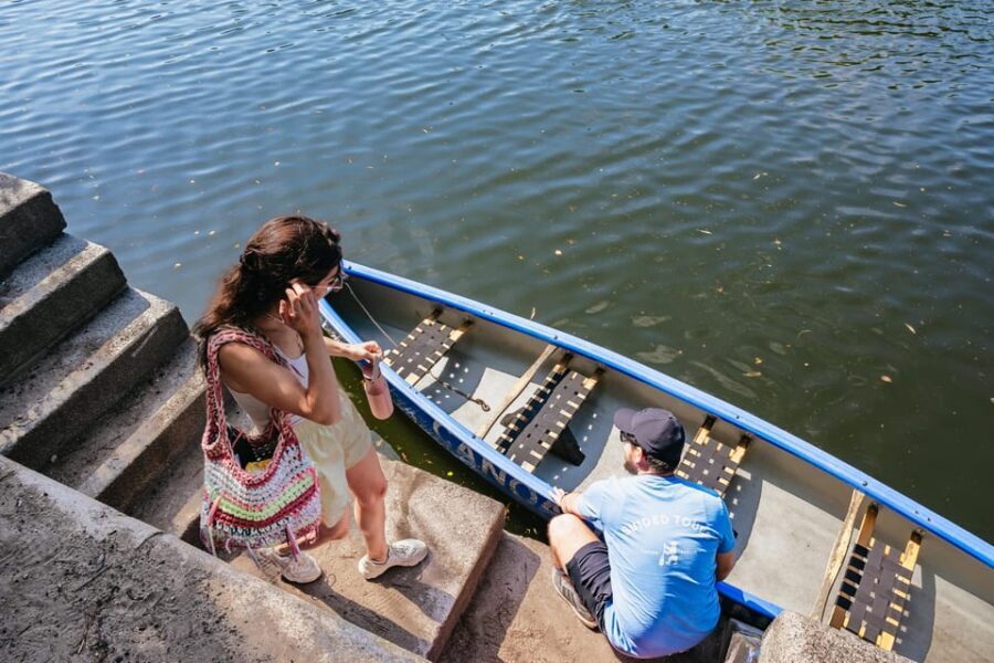 Berlin: Guided Tour by Canoe - From flea-market shores to Wagenburg Lohmühle