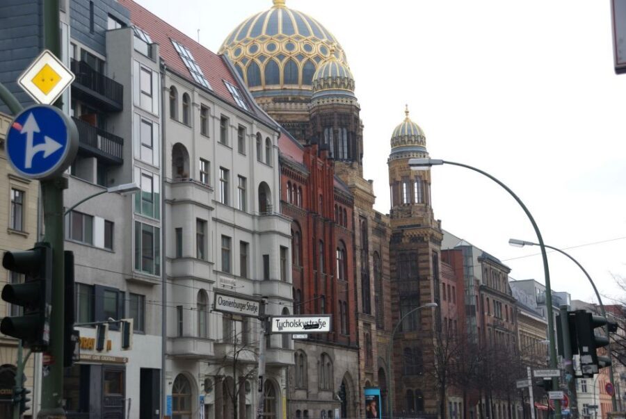Berlin: Hackesche Höfe Courtyards Walking Tour - Strolling along the River Spree: Cathedral views plus a modern pivot