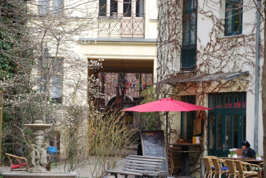 Berlin: Hackesche Höfe Courtyards Walking Tour - Ending at S-Bahnhof Hackescher Markt: set up for an easy next leg