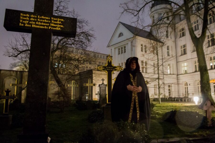 Berlin: Haunted Guided Live Theatre Tour in German - Following a costumed guide who sets the tone (in German)