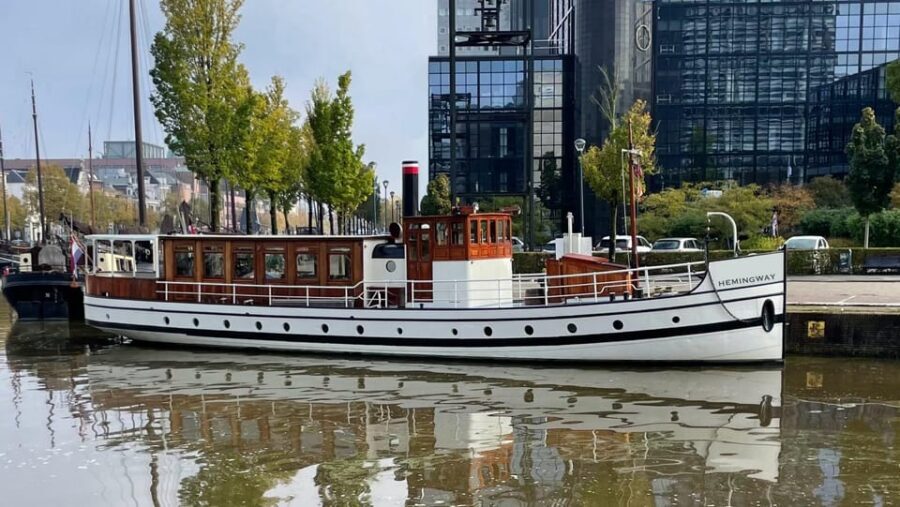 Berlin: Historic Boat Sightseeing City Center Tour - From Berlin Cathedral to Nikolaiviertel: old-city views in motion