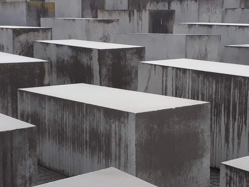 Berlin Historical Highlights Walking Tour - Brandenburg Gate, Unter den Linden, and Bebelplatz: Elegant Streets With Political Weight