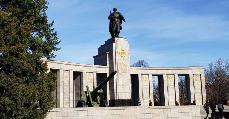Berlin: Hitler and the Third Reich - a private walking tour - The Holocaust Memorial with 2,710 steles: scale you can walk through