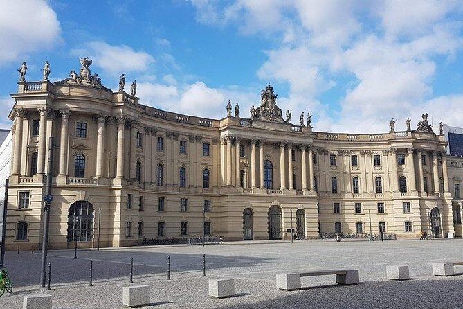 Berlin in one day – day tour with an expert guide - Mitte’s core landmarks: Brandenburg Gate, Berlin Wall memorial, and the battle story