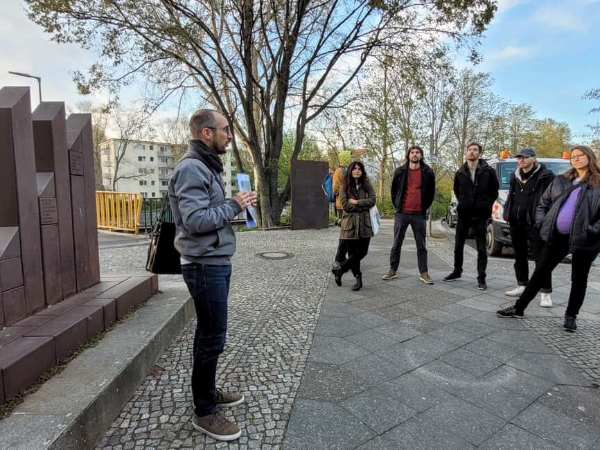 Berlin: Modernist Architecture Tour in the Hansaviertel - Hansaviertel on foot: villas, gardens, and famous residents