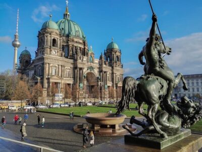 Berlin: Museum Island Guided Walking Tour - Nikolaiviertel to Museum Island: the river route that sets context