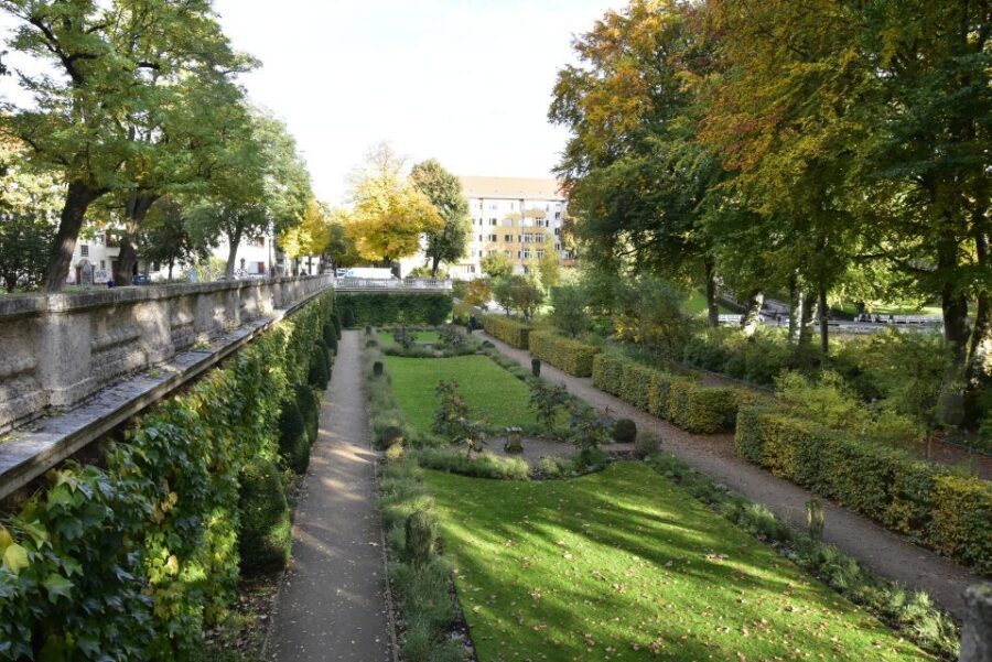 Berlin: Neukölln Walking Tour - Körner Park / Kölner Park: the neo-Baroque moment in the middle of old buildings