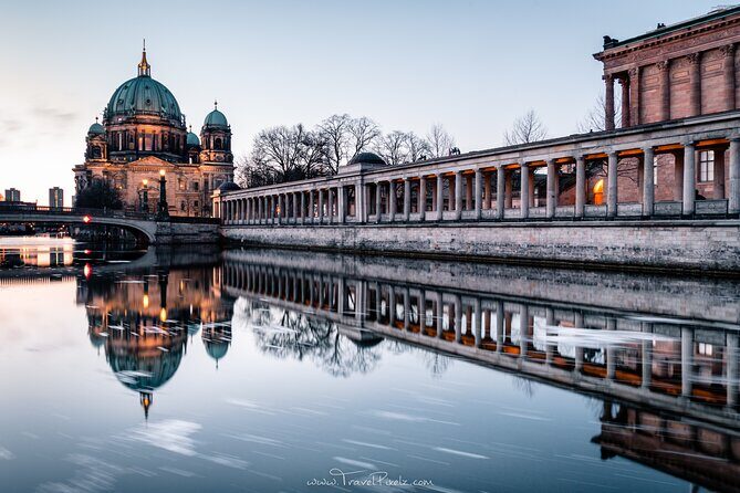 BERLIN PHOTO TOUR with a professional Photographer from Berlin - Two routes from the Brandenburg Gate: Reichstag or Unter den Linden