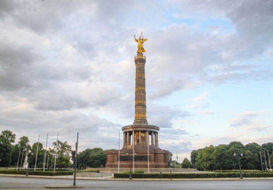 Berlin: Private 2-Hour Sightseeing Tour in Classic GDR Van - Key highlights worth knowing