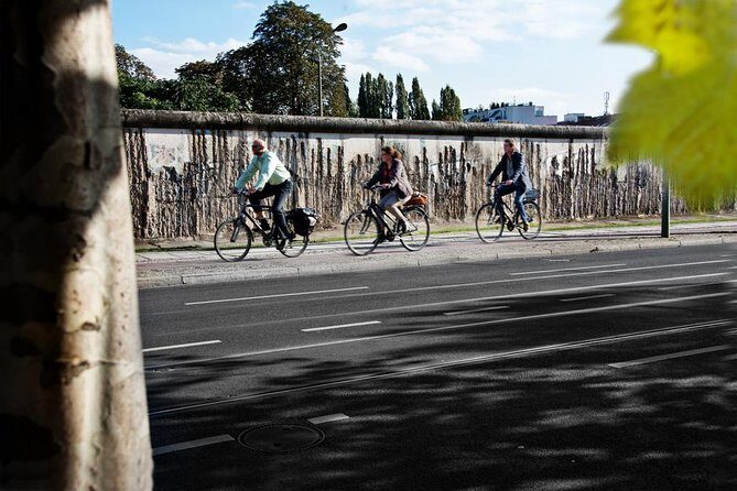 Berlin: Private Bike Tour of the Berlin Wall and Third Reich - The Jewish heritage stop: civil courage at the Neue Synagoge