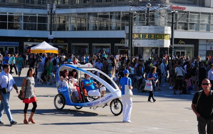 Berlin: Private Guided E-Rickshaw Tour - Rolling boulevard views: Unter den Linden and Brandenburg Gate