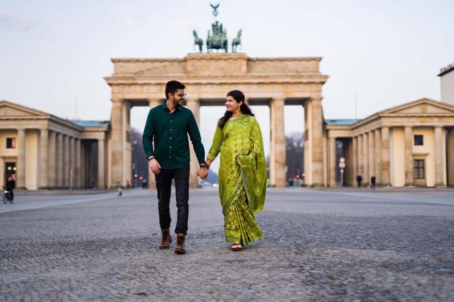 Berlin: Private Photo Session with Professional Photographer - Berlin Dom and the Spree River area: photos with real scale