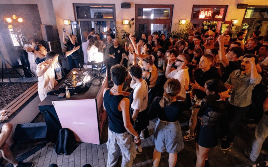 Berlin: Pub Crawl with Shots and VIP Club Entry - Meeting at Generator Berlin Alexanderplatz: Where Your Night Starts