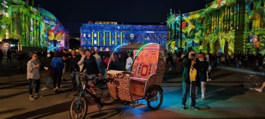 Berlin Rickshaw Tour -2 hours & hotel pickup - groups up to 16 people - Guide style and comfort details that make a difference