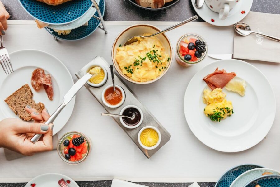 Berlin: Rooftop Breakfast at Käfer Restaurant Reichstag - Views from above: table tips and weather reality