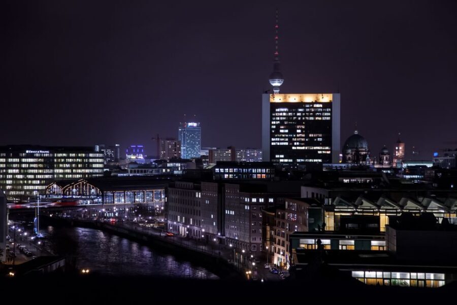 Berlin: Rooftop Dinner at the Käfer Restaurant Reichstag - Service on a rooftop: what good feels like here