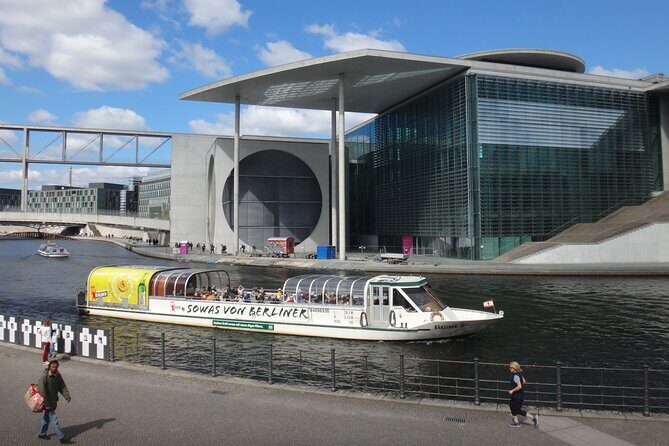 Berlin sightseeing boat tour on the Spree - Mühlendammschleuse and Nikolaiviertel: Where Berlin’s Story Started