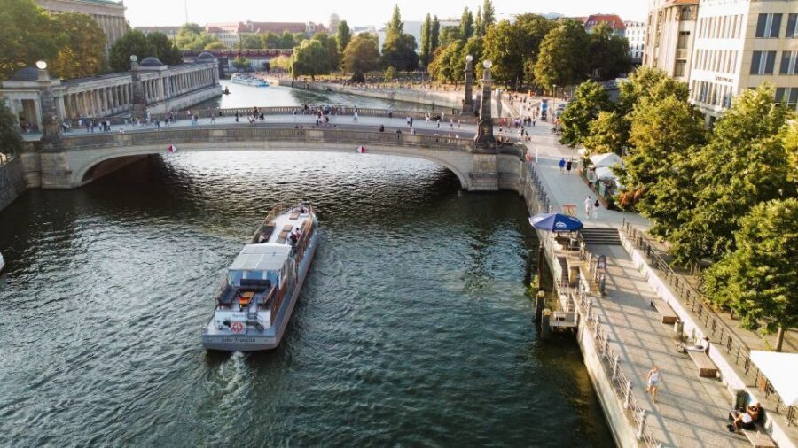 Berlin: Sightseeing Boat Tour on the Spree for Families - Route overview: starting in Alt-Moabit and cruising the city center