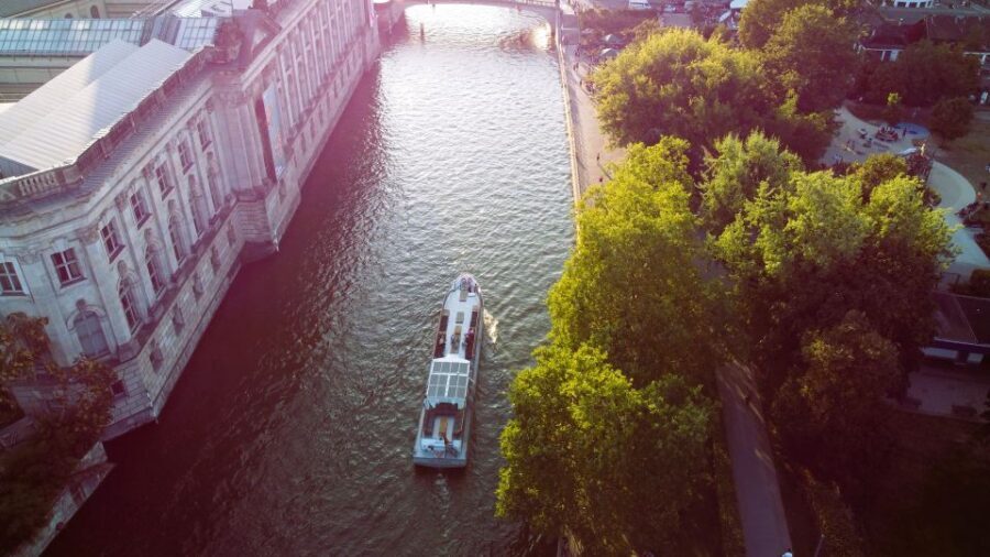 Berlin: Sightseeing Boat Tour on the Spree for Families - Government District and the Bundestag: the biggest skyline moment