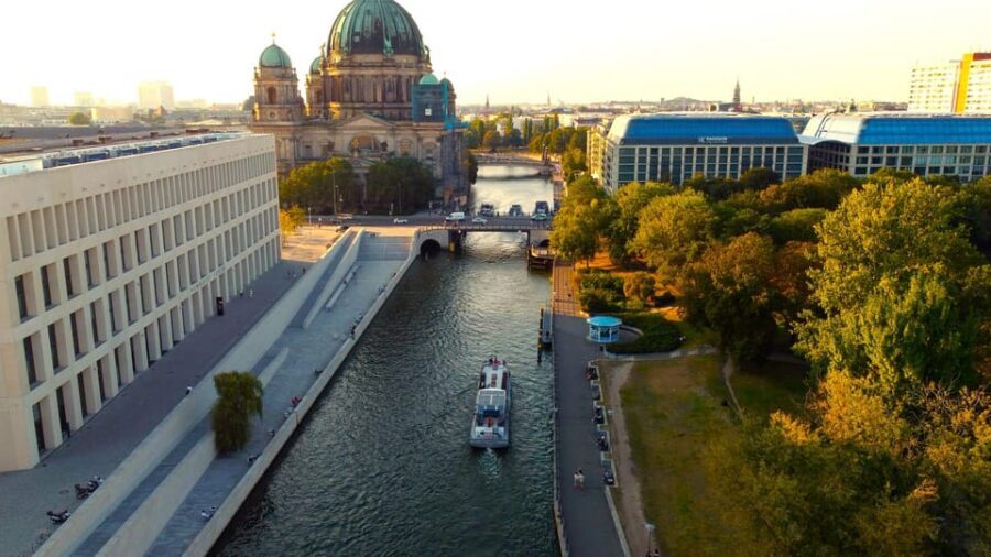 Berlin: Sightseeing Boat Tour on the Spree for Families - Berlin Hauptbahnhof and Futurium: where the cruise turns modern