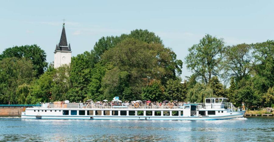 Berlin: Spree Boat Tour to Müggelsee - The cruise on the Spree: what it feels like in motion