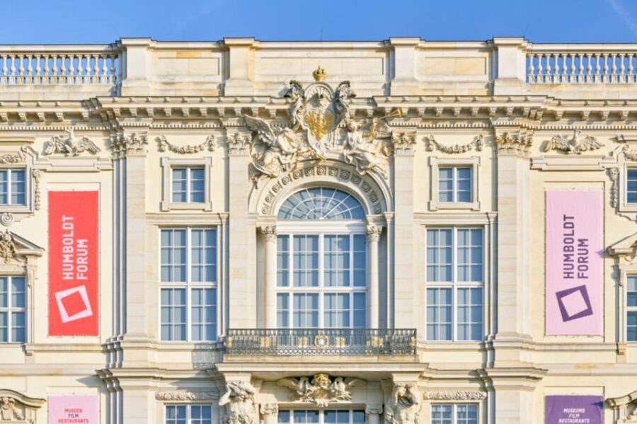 Berlin: "The Humboldt Forum for Newbies" Guided Tour - Choosing Between English and German: Two Ways to Get Oriented