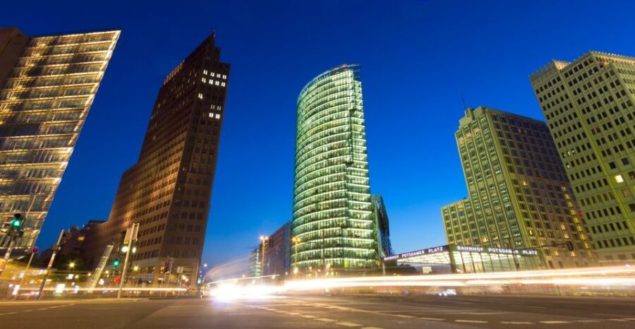 Berlin: Walking Tour of the Top 10 Sightseeing Attractions - Starting at Paul-Löbe-Haus: the government-district warm-up