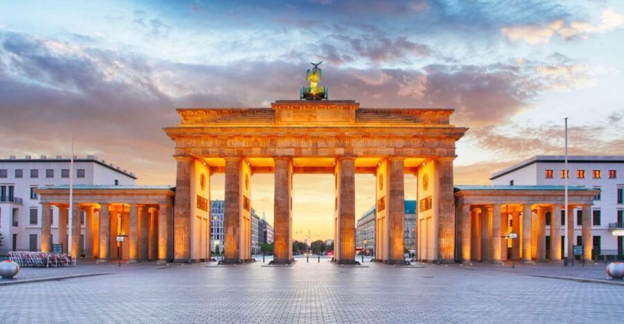 Berlin: Walking Tour of the Top 10 Sightseeing Attractions - Reichstag and Brandenburg Gate: the symbols that explain Berlin