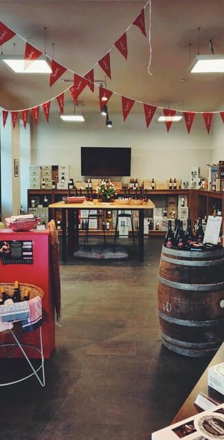 Berlin: Wine on Canvas - Paint Workshop and Wine Tasting - White to rosé to red: how the tasting works while you paint