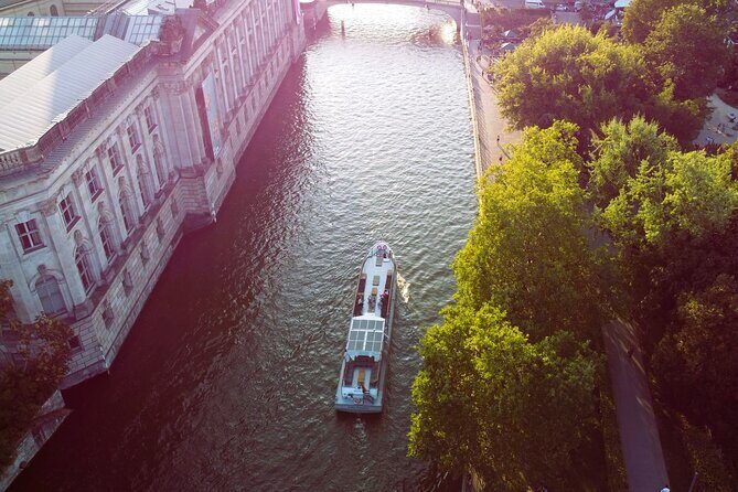 City lounge trip with the lounge ship through Berlin - Why a lounge cruise on the Spree feels better than big-boat sightseeing