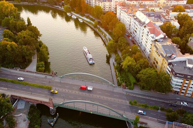 City lounge trip with the lounge ship through Berlin - On board: music, commentary, and drinks you can buy