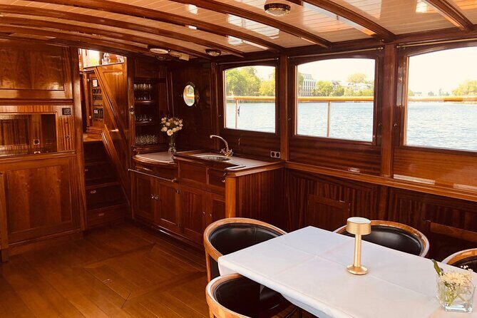 Evening aperitif tour aboard the motor yacht Fitzgerald - Federal Chancellery Views: Where Olaf Scholz Works