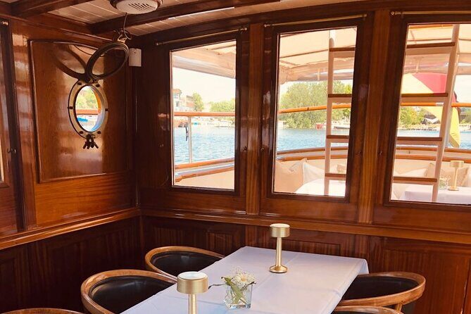 Evening aperitif tour aboard the motor yacht Fitzgerald - Meeting at Berliner Dom: Where to Start and What to Expect