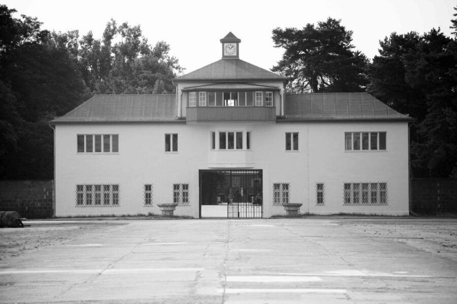 From Berlin: Licensed Sachsenhausen Tour with max. 15 people - Getting There from Berlin: Public Transport Timing and What to Pack
