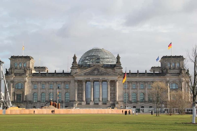 Guided Insider Tour Government and Parliament District - Price and timing: is $44 worth 90 minutes of outside views?